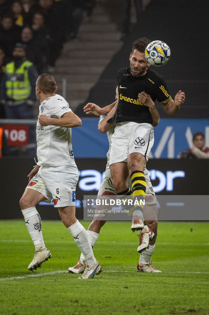 Halmstads Joel Allansson och AIKs Benjamin Tiedemann Hansen under fotbollsmatchen i Allsvenskan mellan AIK och Halmstad den 10 november 2024 i Stockholm.