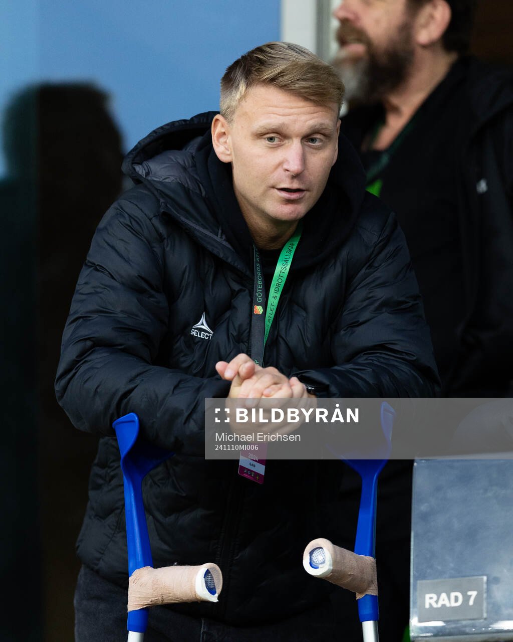 GAIS Joackim Åberg med kryckor på läktaren