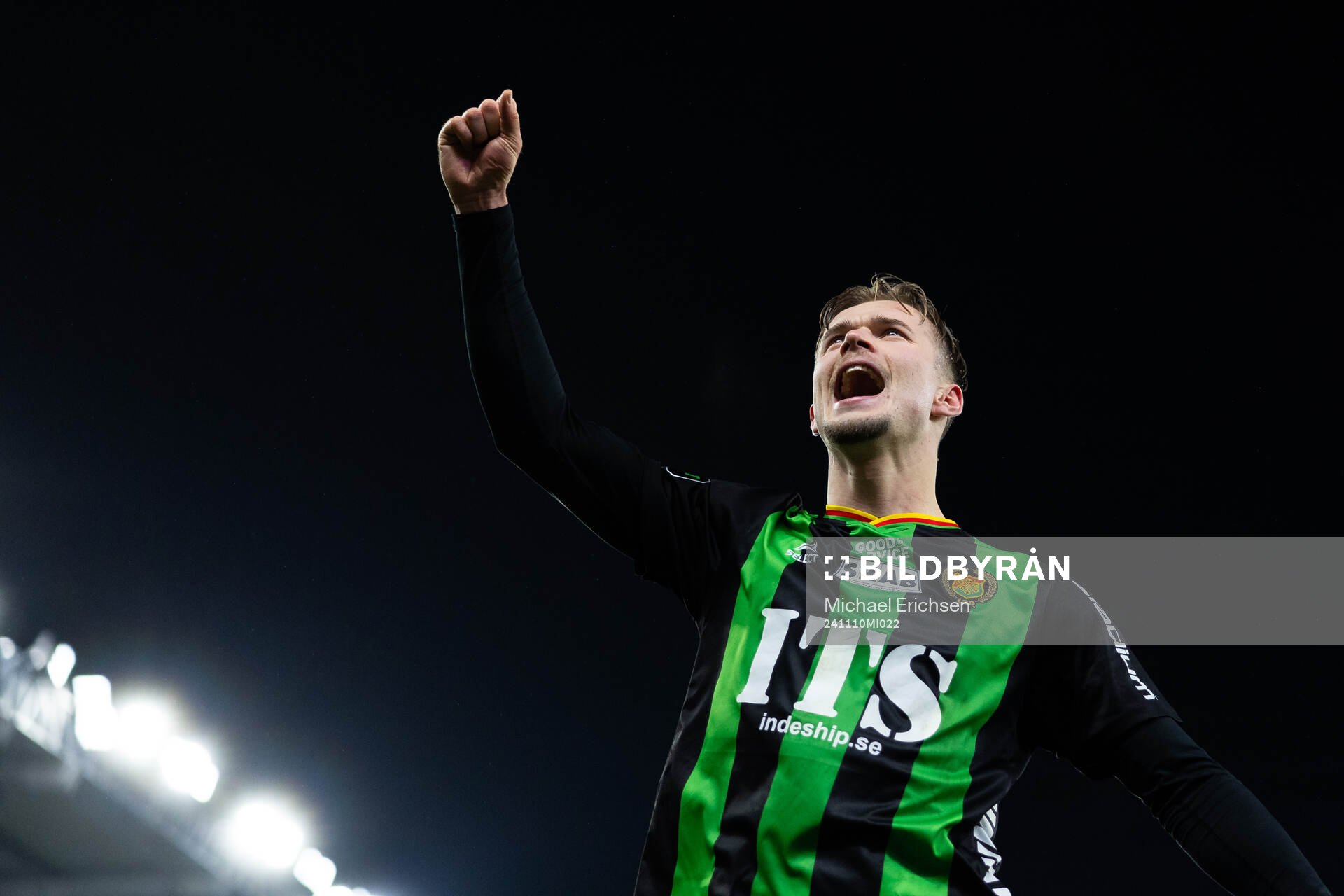 GAIS Alexander Ahl Holmström jublar och sjunger framför