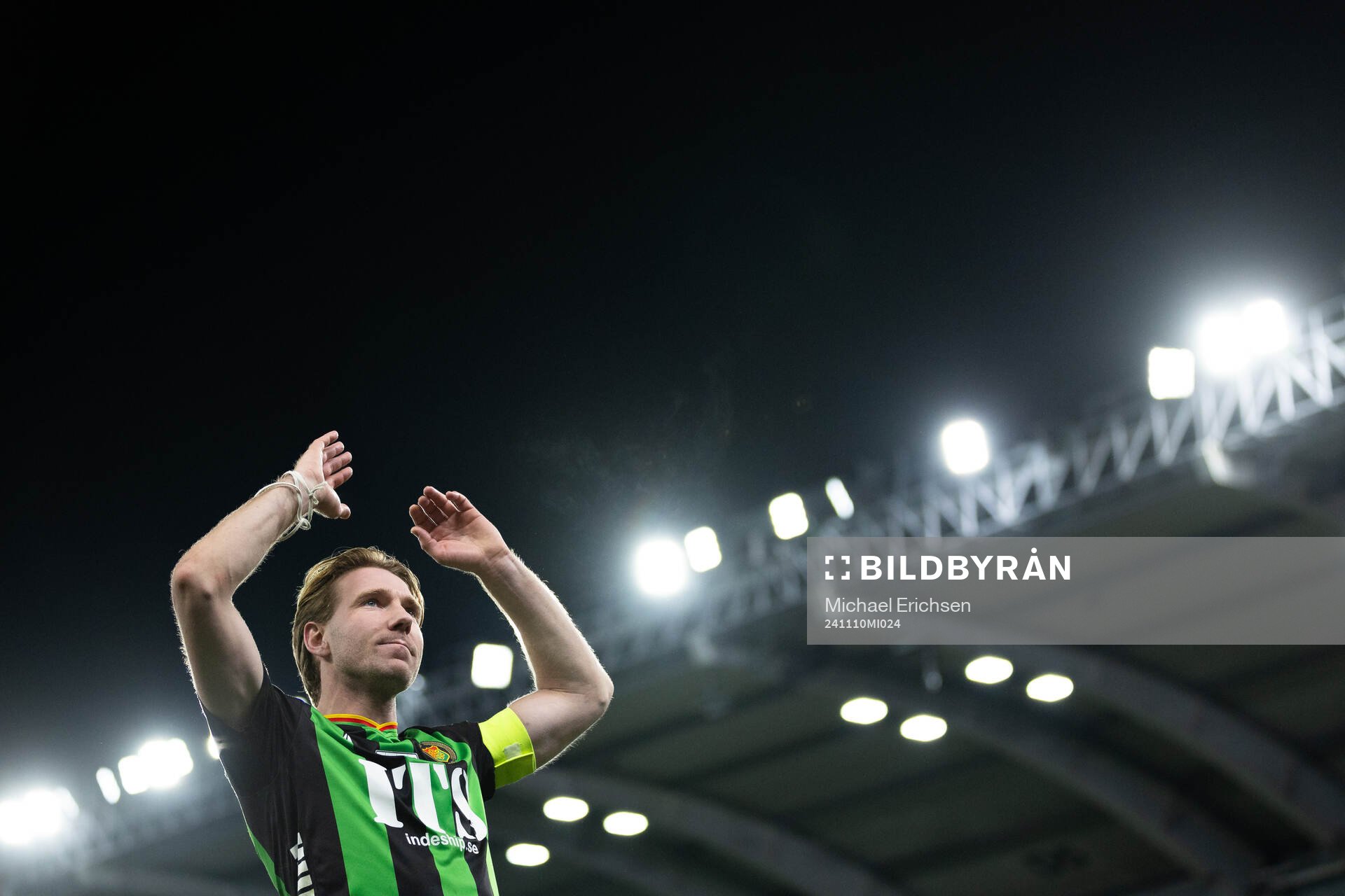 GAIS August Wängberg jublar och sjunger framför klacken efter fotbollsmatchen i Allsvenskan mellan GAIS och Sirius den 10 november 2024 i Göteborg.