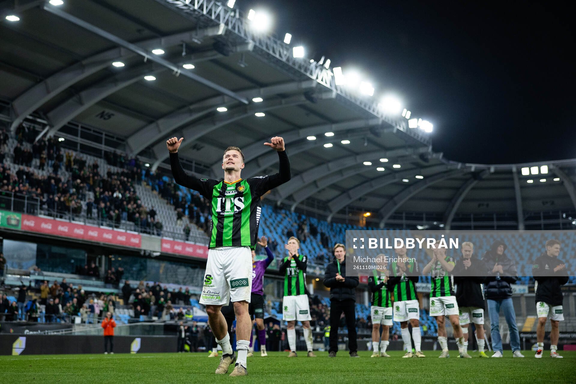 GAIS Alexander Ahl Holmström jublar och sjunger framför klacken efter fotbollsmatchen i Allsvenskan mellan GAIS och Sirius den 10 november 2024 i Göteborg.