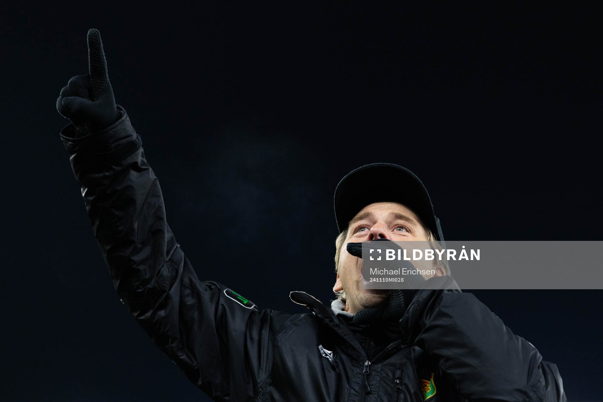 GAIS tränare Fredrik Holmberg sjunger och jublar framför klacken efter fotbollsmatchen i Allsvenskan mellan GAIS och Sirius den 10 november 2024 i Göteborg.