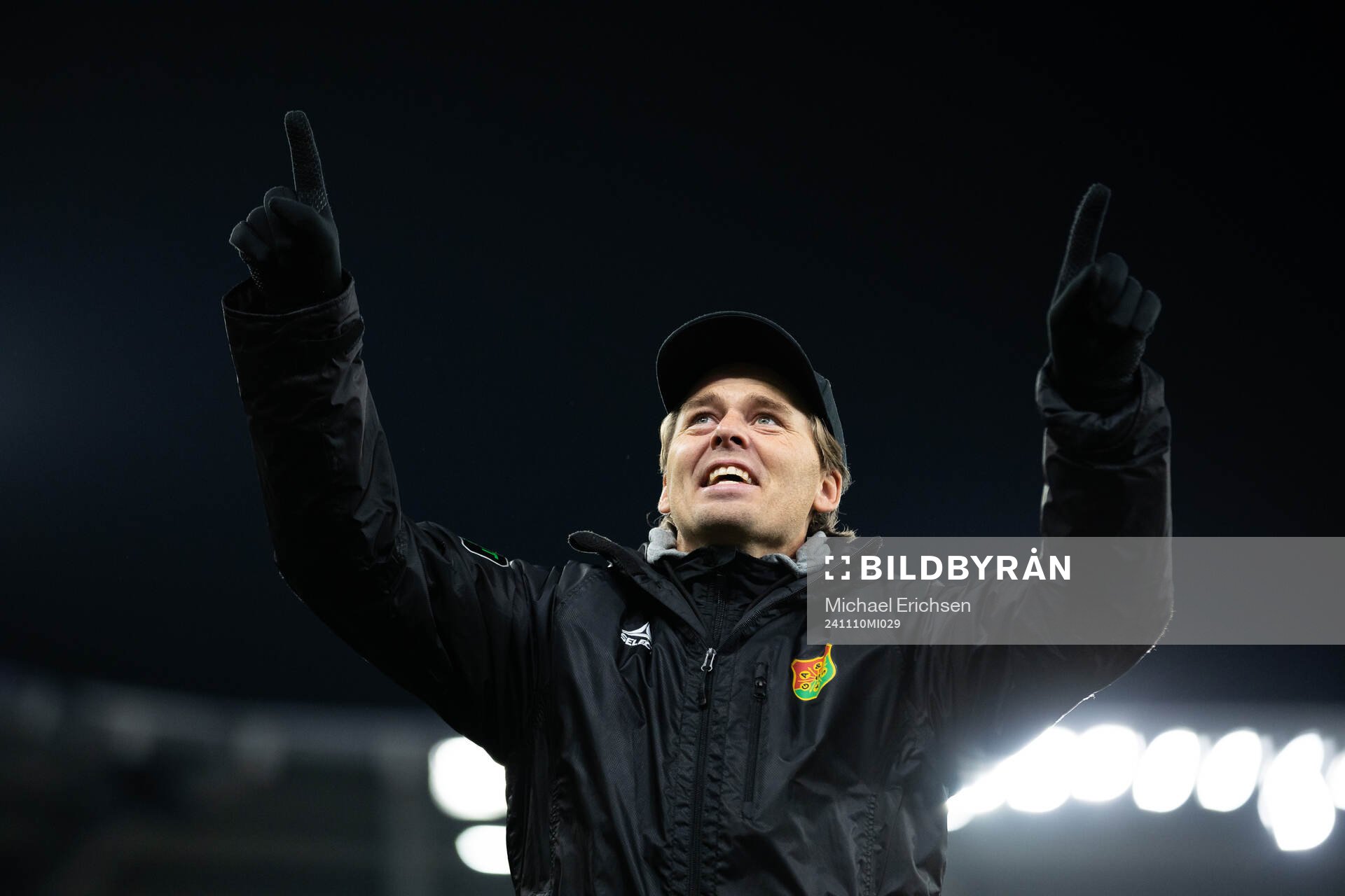 GAIS tränare Fredrik Holmberg sjunger och jublar framför