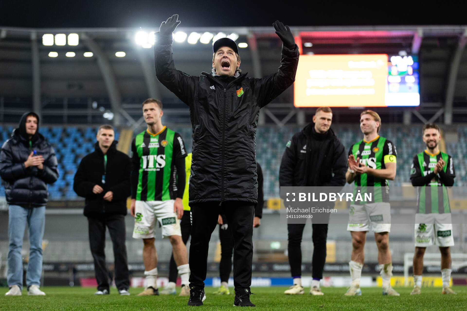 GAIS tränare Fredrik Holmberg sjunger och jublar framför