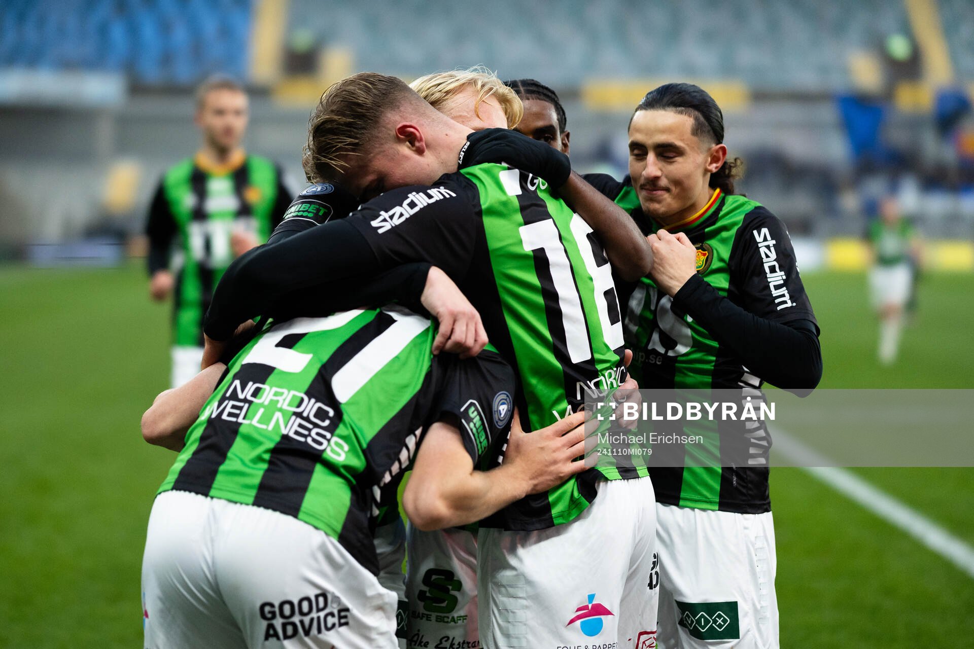 GAIS Axel Henriksson jublar med lagkamrater