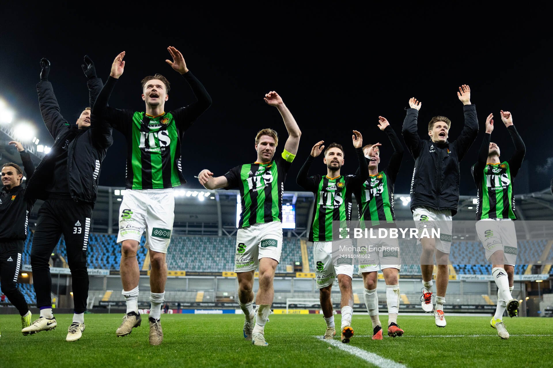 GAIS spelare jublar framför klacken efter fotbollsmatchen i Allsvenskan mellan GAIS och Sirius den 10 november 2024 i Göteborg. 