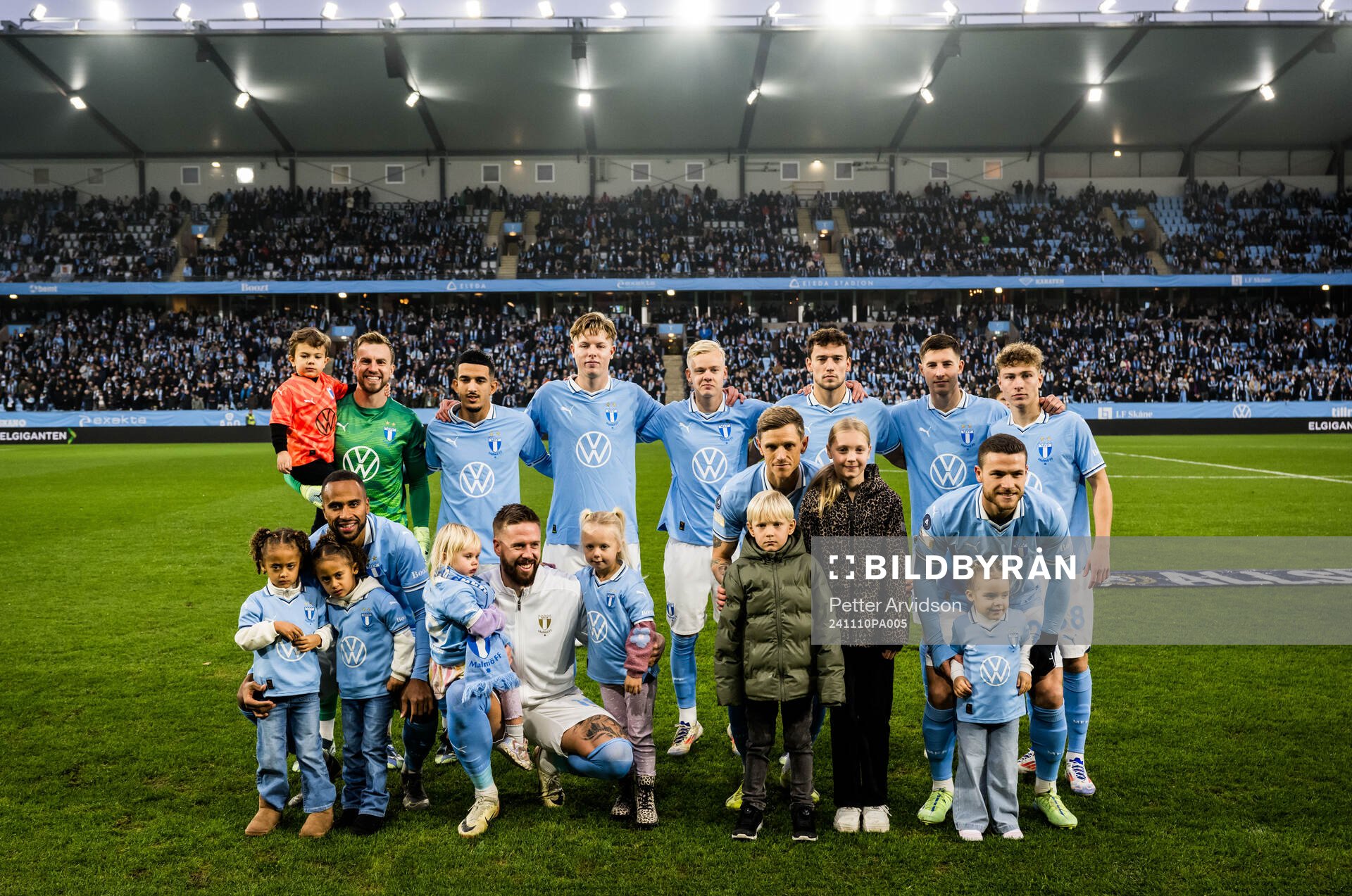 Malmö FFs spelare ställer upp för en lagbild