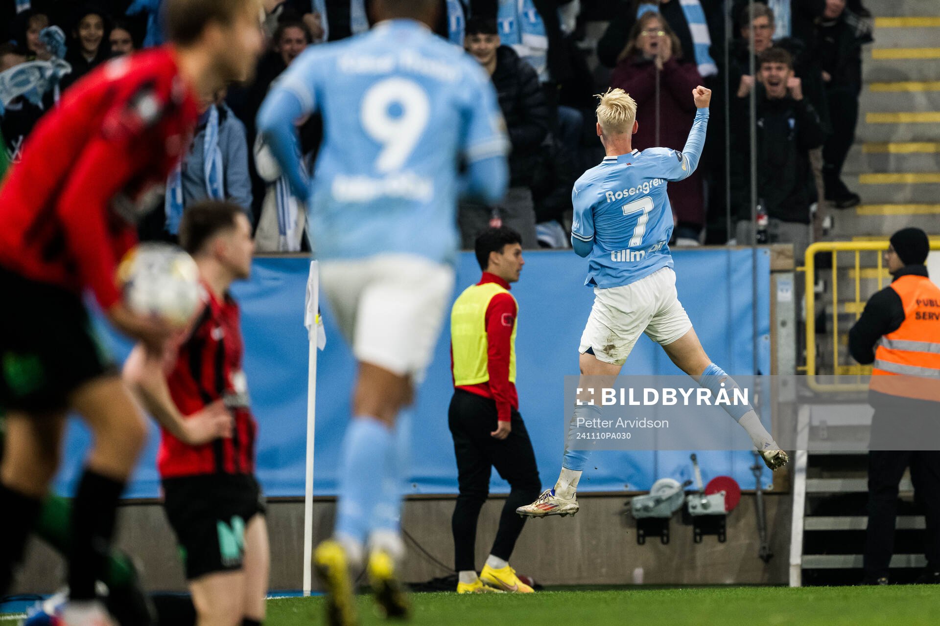 Malmö FFs Otto Rosengren jublar efter 1-0 under fotbollsmatchen i Allsvenskan mellan Malmö FF och Brommapojkarna den 10 november 2024 i Malmö.
