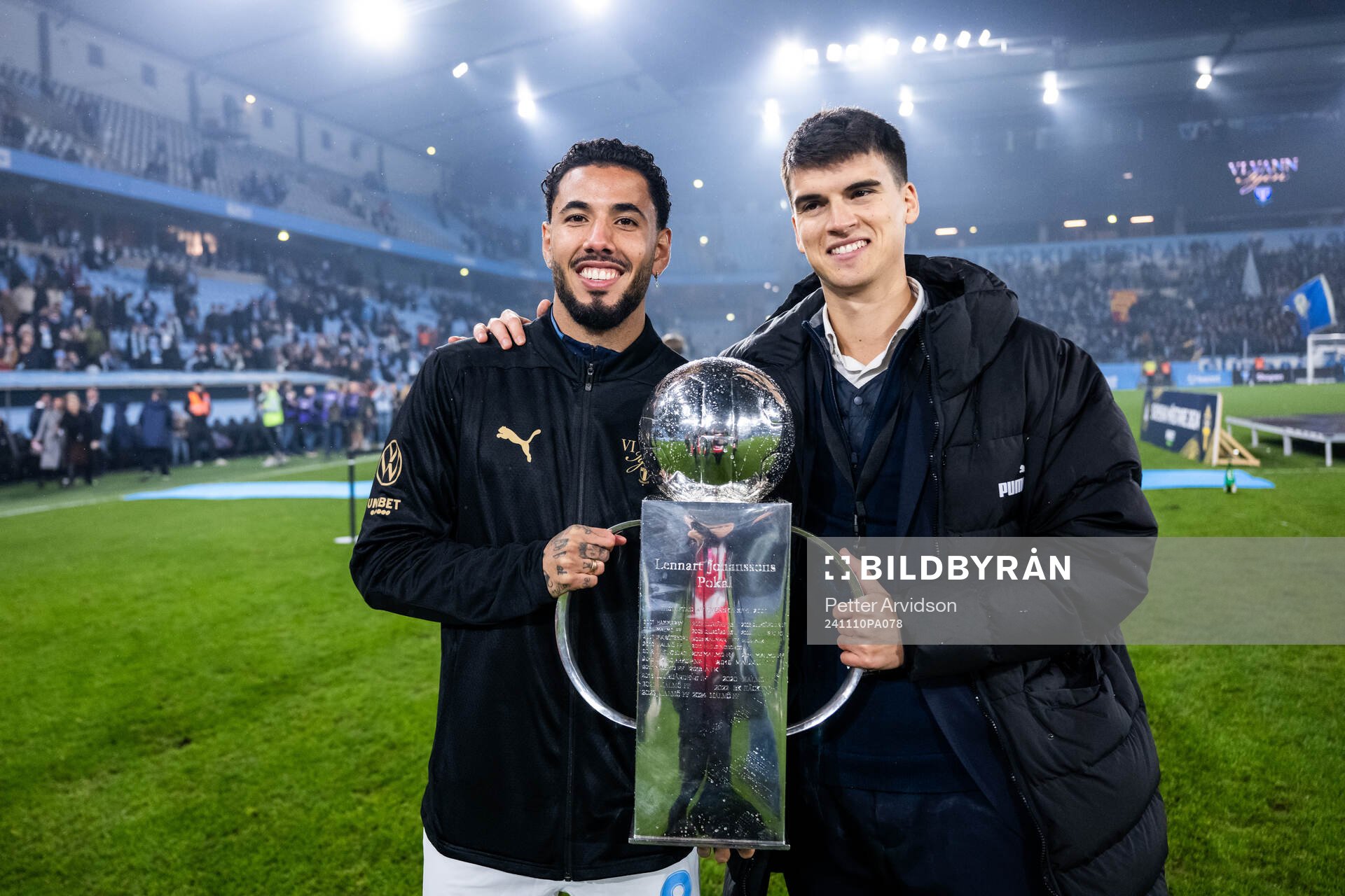 Malmö FFs Sergio Pena jublar med Lennart Johanssons pokal efter fotbollsmatchen i Allsvenskan mellan Malmö FF och Brommapojkarna den 10 november 2024 i Malmö.
