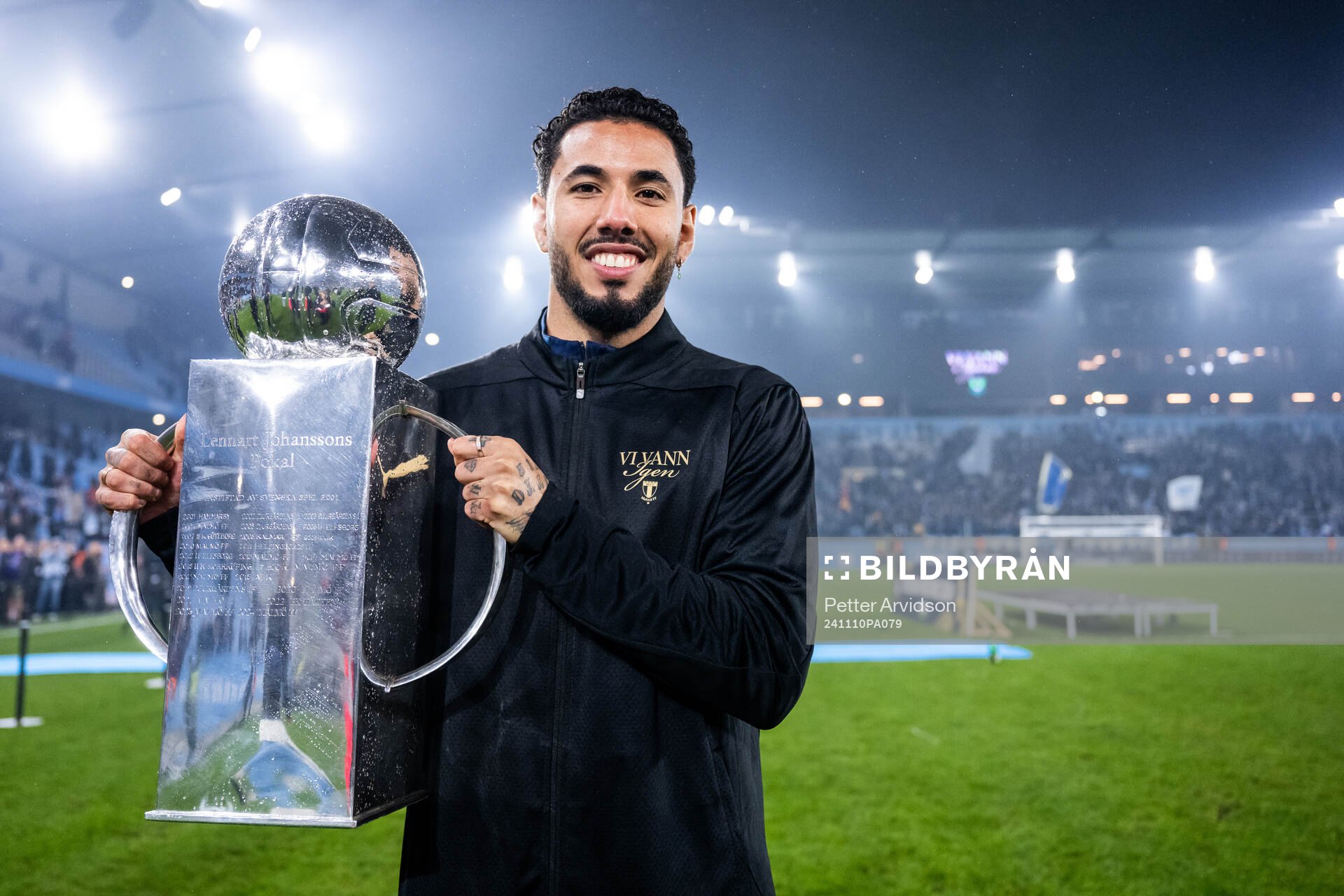 Malmö FFs Sergio Pena jublar med Lennart Johanssons pokal