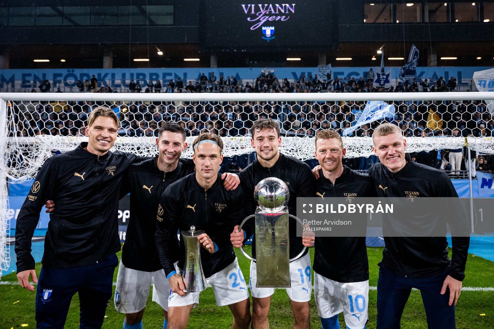 Malmö FFs Jens Stryger Larsen, Lasse Berg Johnsen, Erik Botheim, Colin Rösler, Anders Christiansen och Sebastian Jörgensen jublar med Lennart Johanssons pokal efter fotbollsmatchen i Allsvenskan mellan Malmö FF och Brommapojkarna den 10 november 2024 i Malmö.