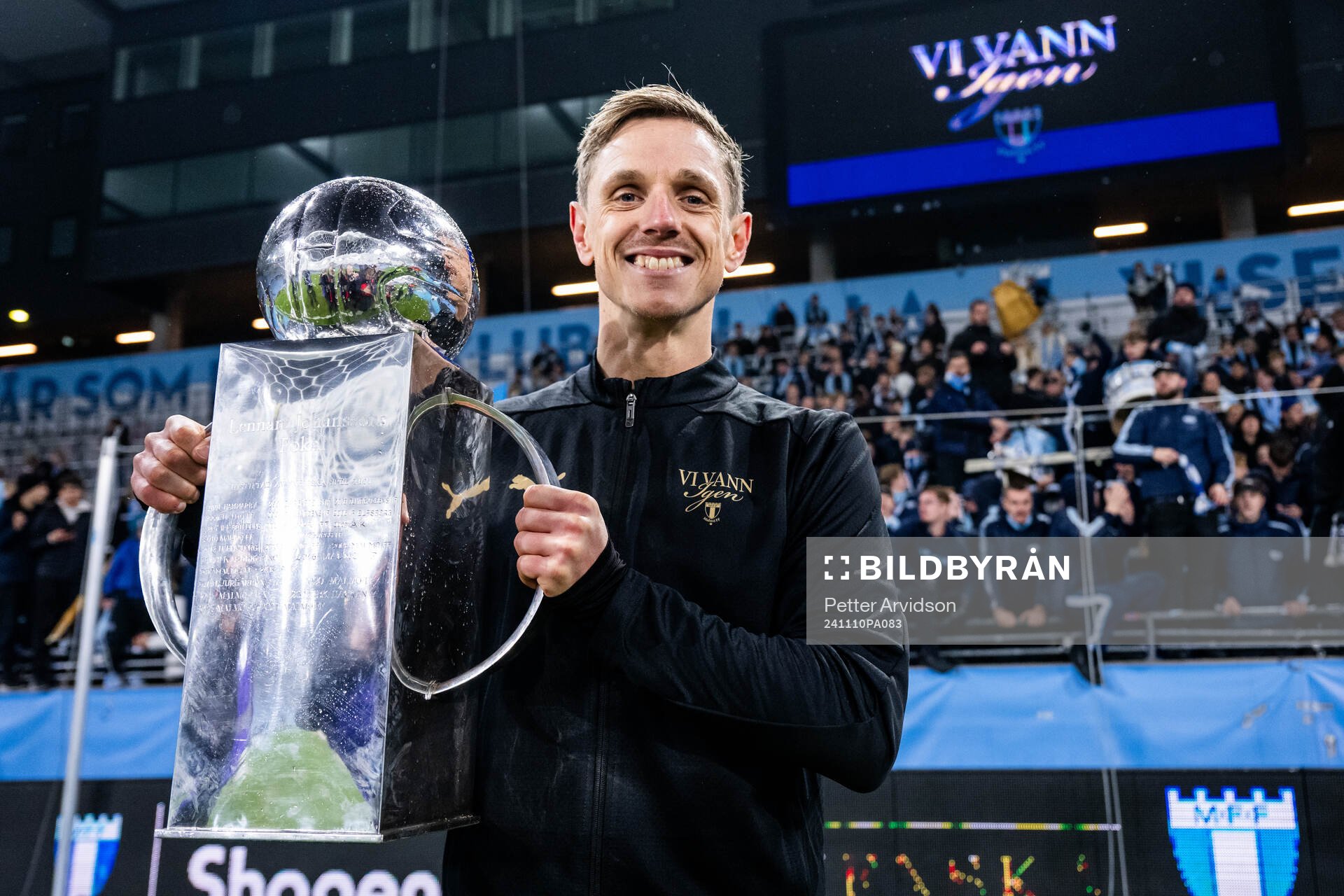 Malmö FFs Søren Rieks jublar med Lennart Johanssons pokal
