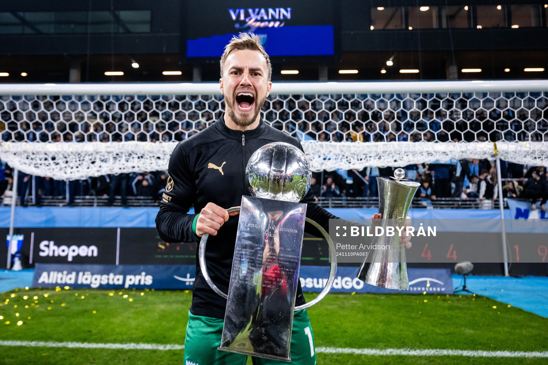 Malmö FFs målvakt Ricardo Friedrich jublar med Lennart