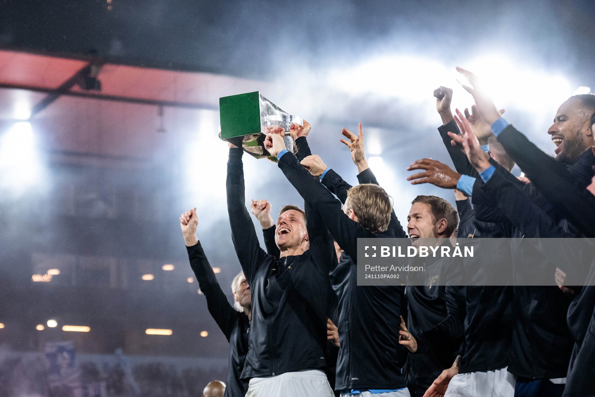 Malmö FFs Søren Rieks jublar med Lennart Johanssons pokal