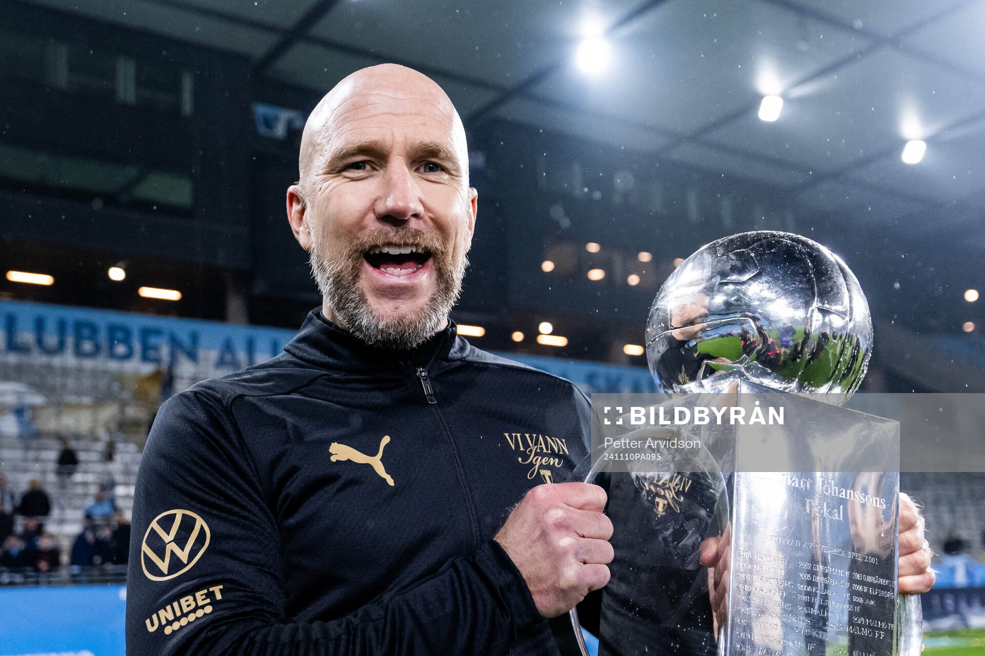 Malmö FFs tränare Henrik Rydström jublar med Lennart