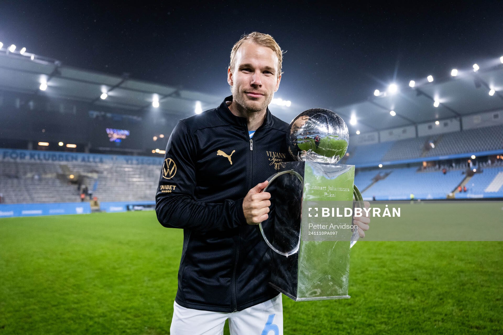 Malmö FFs Oscar Lewicki jublar med Lennart Johanssons pokal