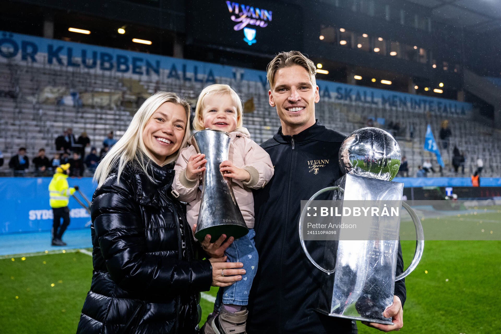 Malmö FFs Jens Stryger Larsen och familj jublar med