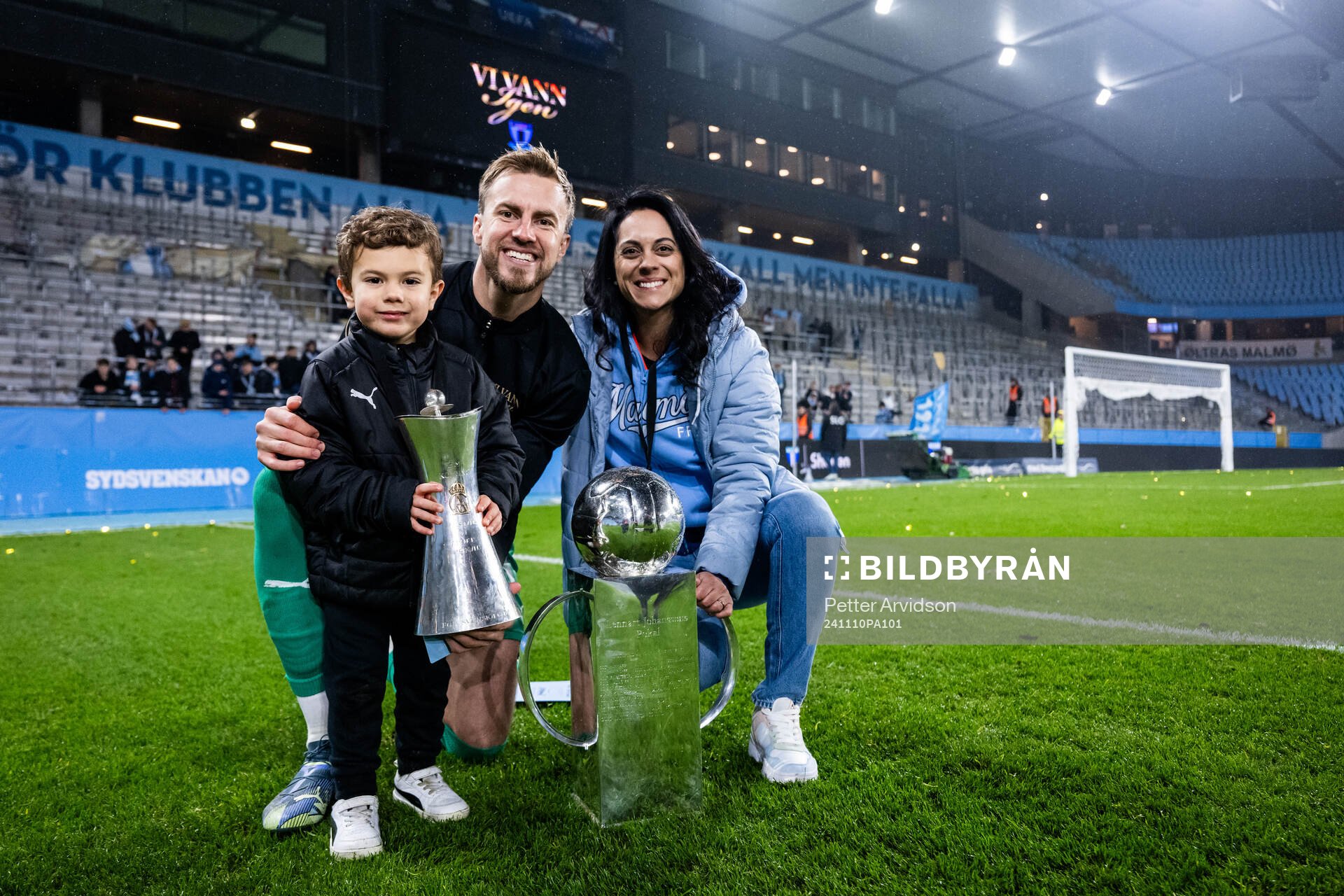 Malmö FFs målvakt Ricardo Friedrich och familj jublar med