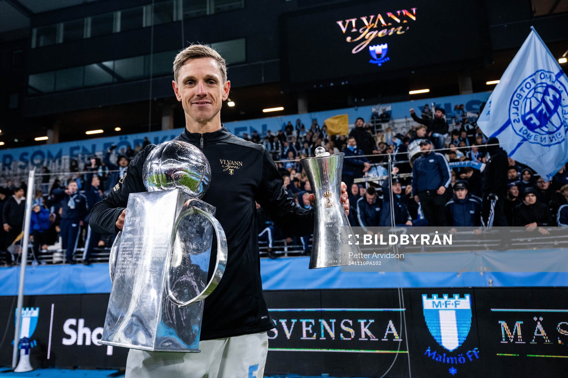 Malmö FFs Søren Rieks jublar med Lennart Johanssons pokal