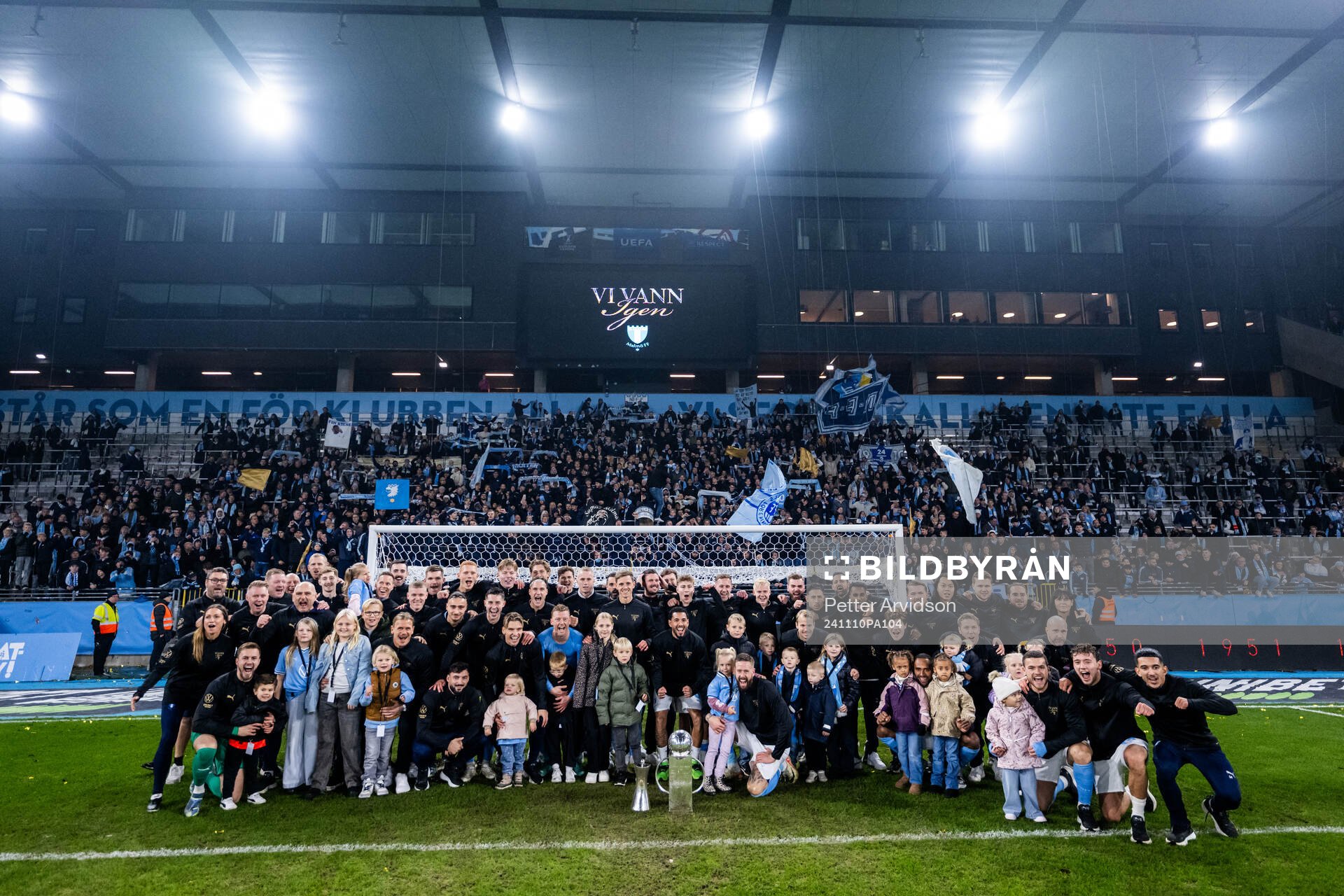 Malmö FFs spelare och ledare jublar med Lennart Johanssons
