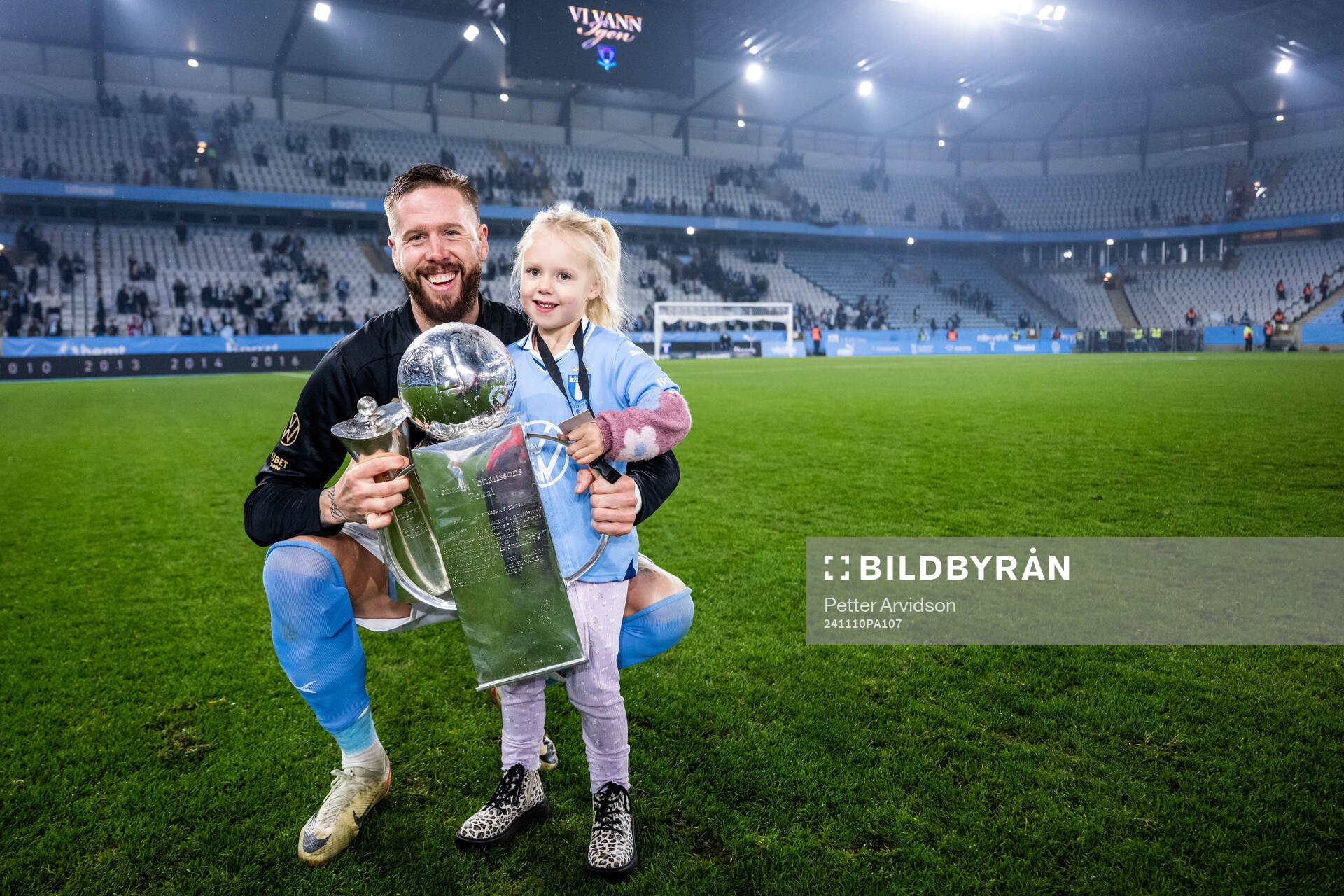 Malmö FFs Pontus Jansson jublar med Lennart Johanssons