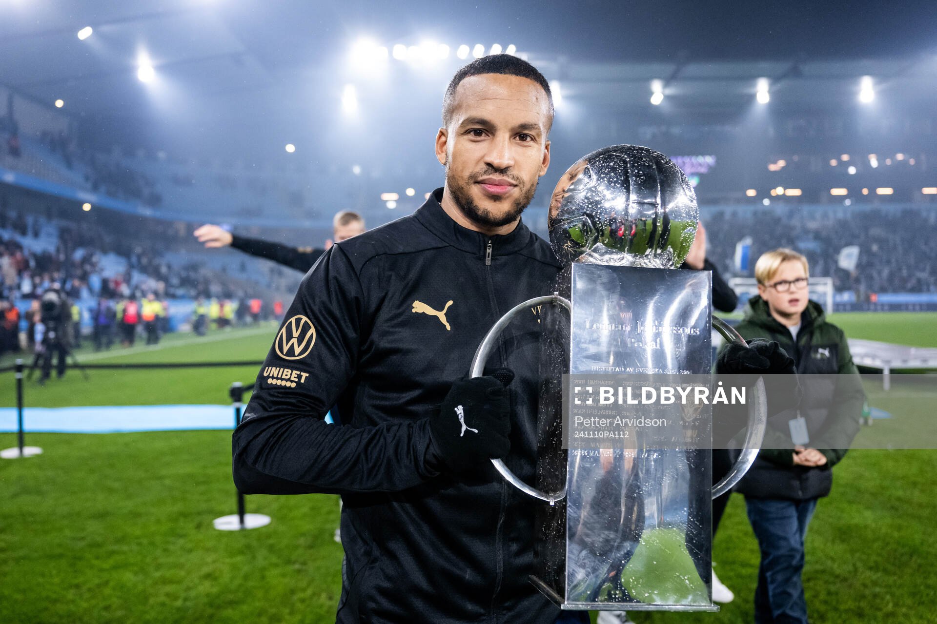 Malmö FFs Martin Olsson jublar med Lennart Johanssons pokal efter fotbollsmatchen i Allsvenskan mellan Malmö FF och Brommapojkarna den 10 november 2024 i Malmö.