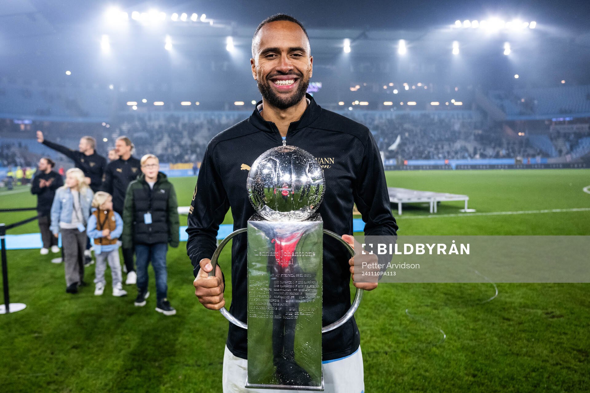 Malmö FFs Isaac Kiese Thelin jublar med Lennart Johanssons