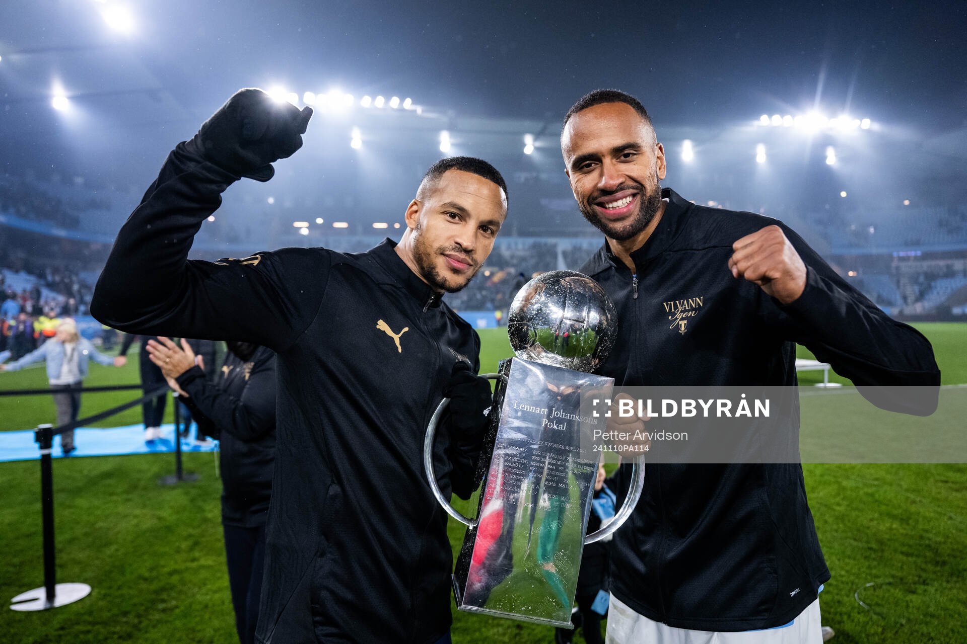 Malmö FFs Martin Olsson och Isaac Kiese Thelin jublar med