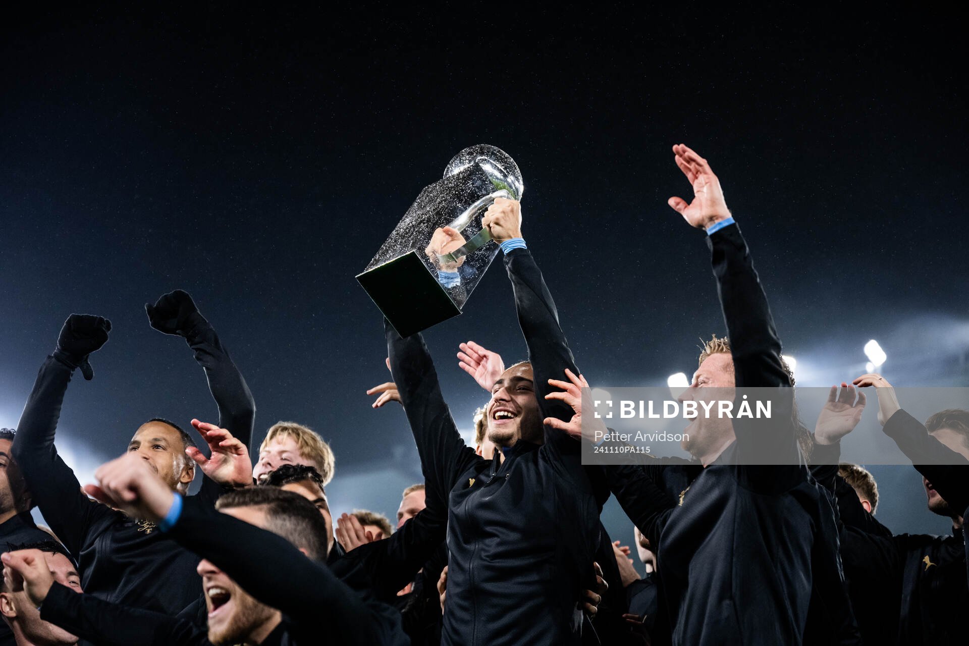 Malmö FFs Elison Makolli jublar med Lennart Johanssons pokal efter fotbollsmatchen i Allsvenskan mellan Malmö FF och Brommapojkarna den 10 november 2024 i Malmö.