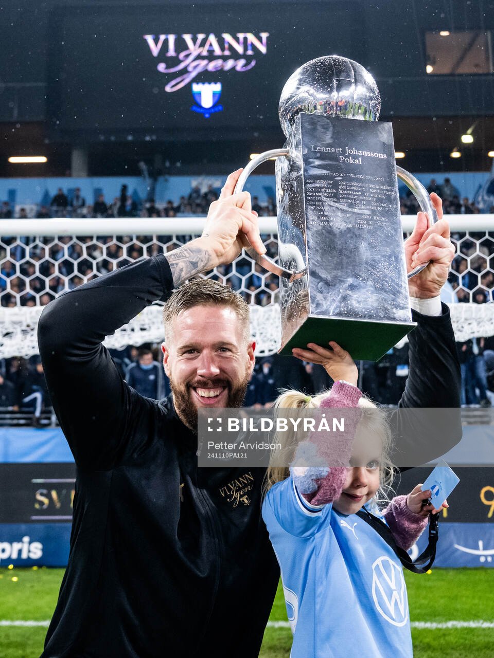 Malmö FFs Pontus Jansson jublar med Lennart Johanssons