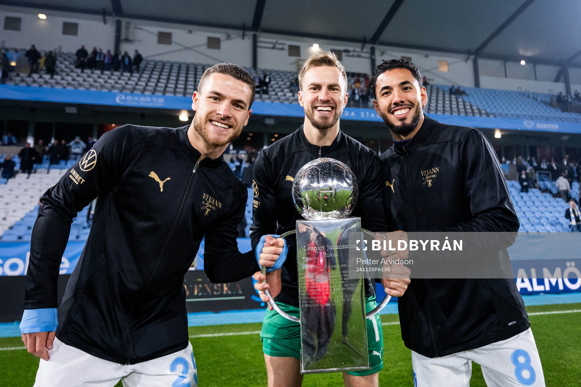 Malmö FFs Gabriel Busanello, målvakt Ricardo Friedrich och Sergio Pena jublar med Lennart Johanssons pokal efter fotbollsmatchen i Allsvenskan mellan Malmö FF och Brommapojkarna den 10 november 2024 i Malmö.