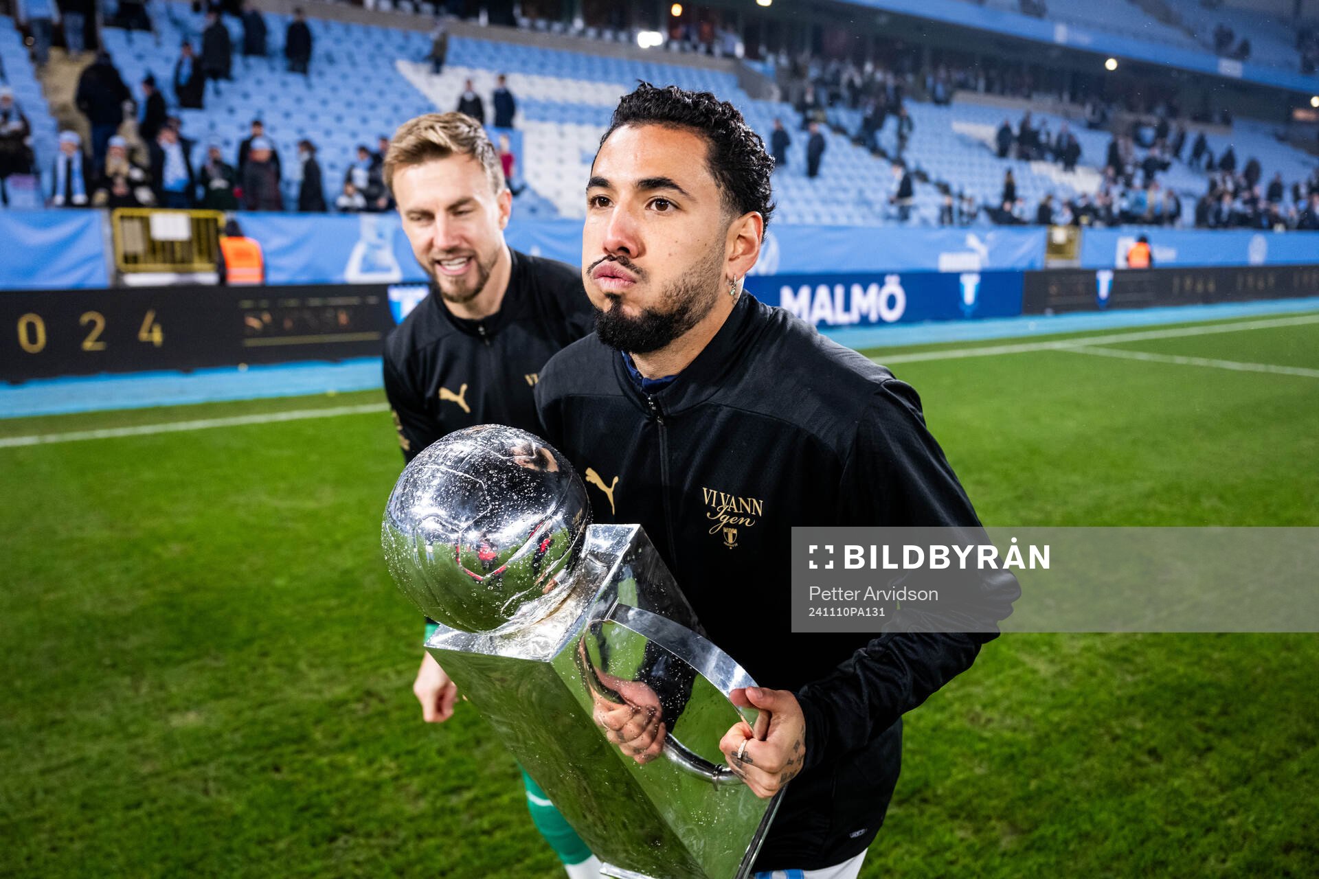 Malmö FFs Sergio Pena jublar med Lennart Johanssons pokal