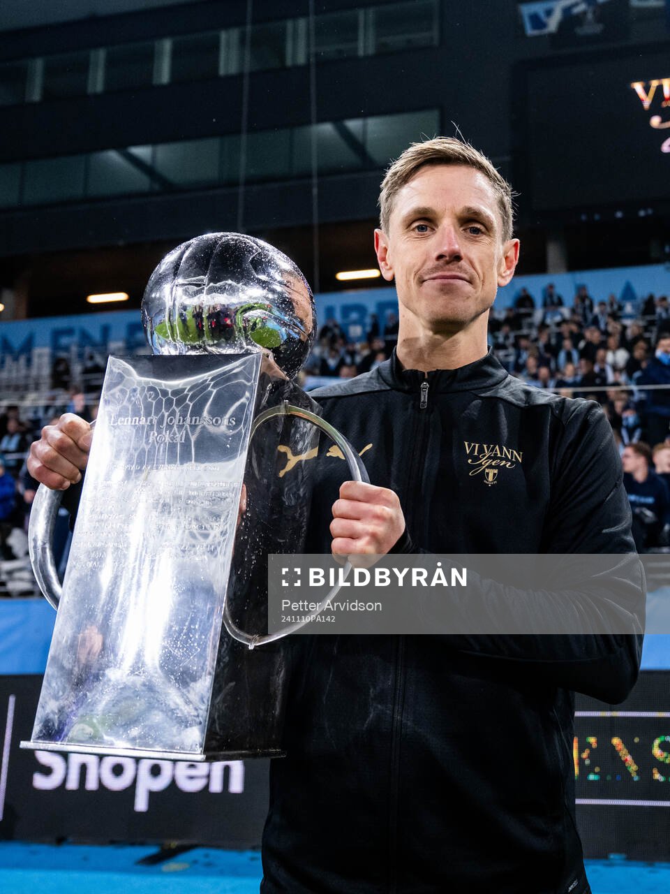 Malmö FFs Søren Rieks jublar med Lennart Johanssons pokal
