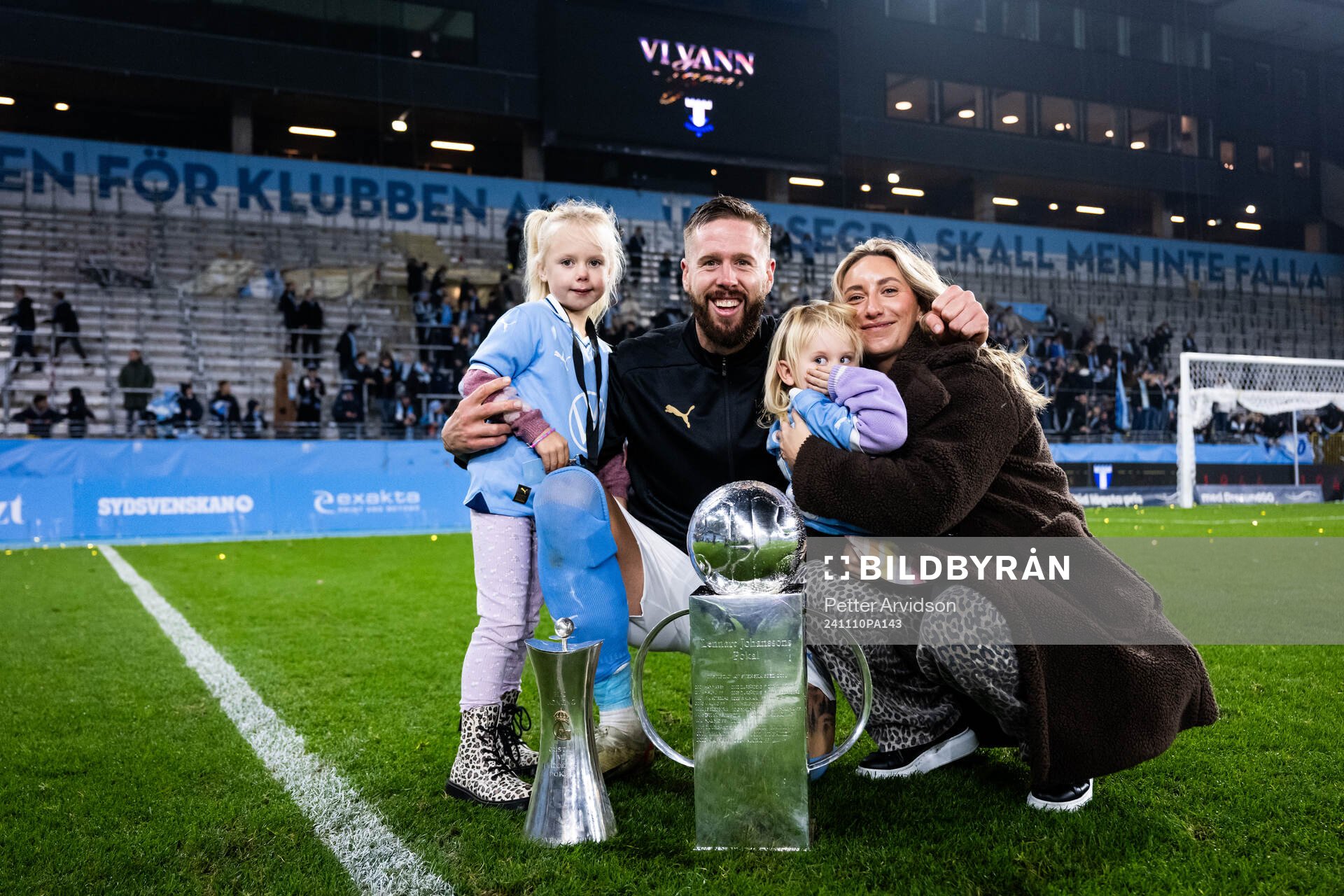 Malmö FFs Pontus Jansson med familj jublar med Lennart