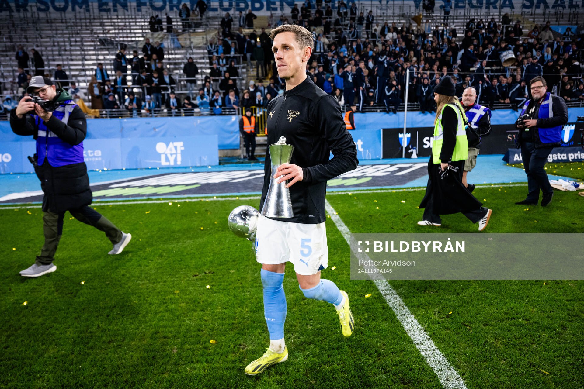 Malmö FFs Søren Rieks jublar med Lennart Johanssons pokal