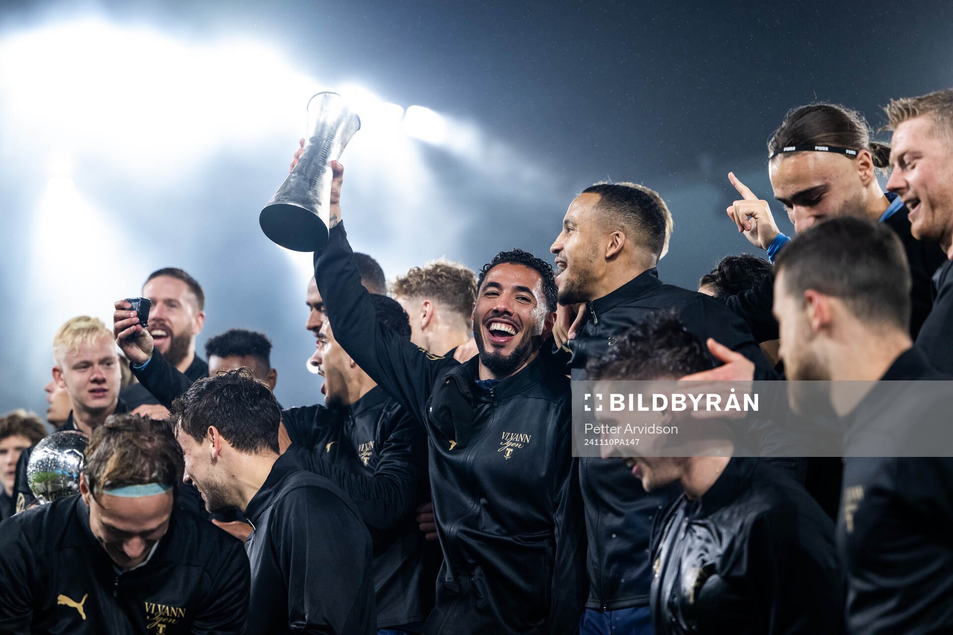 Malmö FFs Sergio Pena jublar med Lennart Johanssons pokal