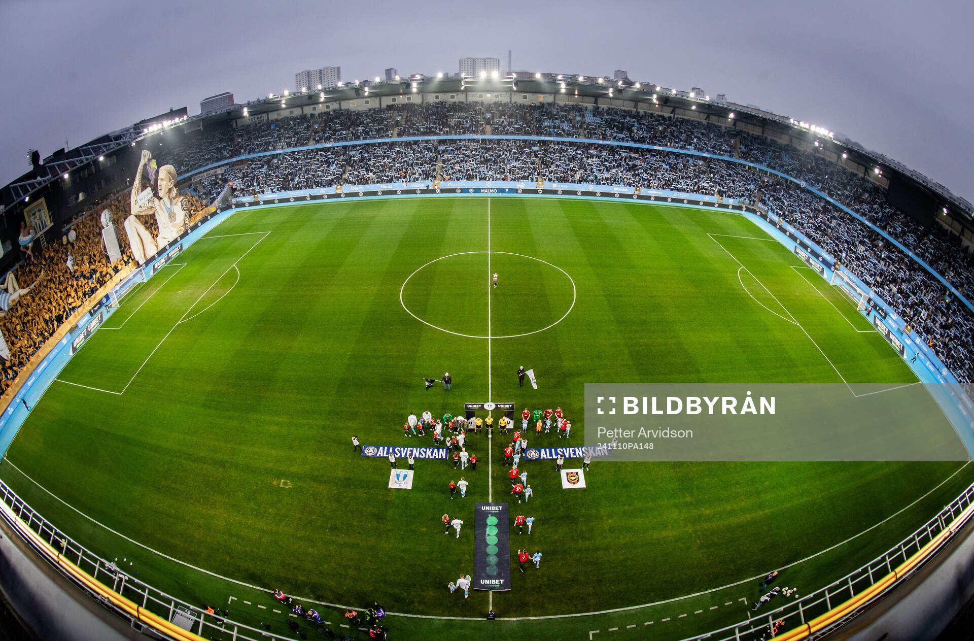 Spelarna gör entré på Eleda Stadion