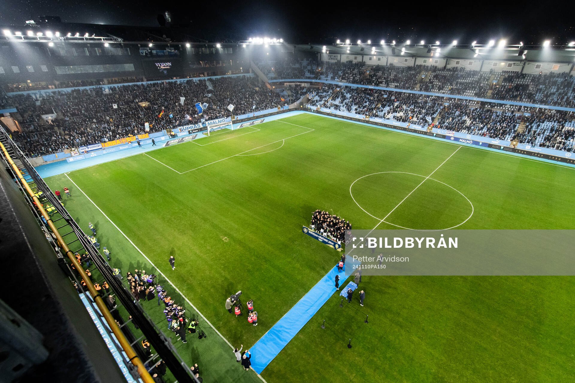 Malmö FFs spelare jublar med Lennart Johanssons pokal