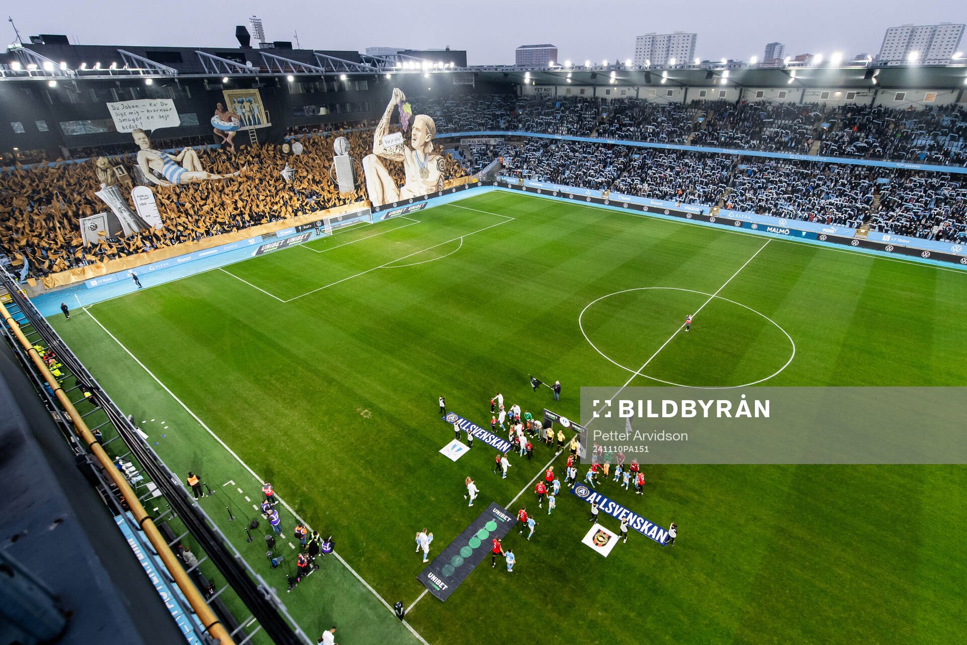 Spelarna gör entré på Eleda Stadion inför fotbollsmatchen i Allsvenskan mellan Malmö FF och Brommapojkarna den 10 november 2024 i Malmö.