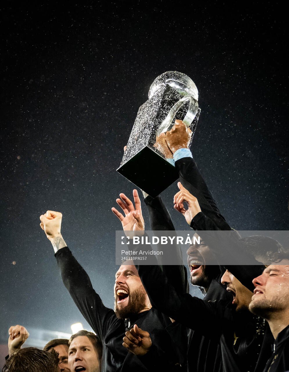 Malmö FFs Pontus Jansson och Isaac Kiese Thelin höjer Lennart Johanssons pokal efter fotbollsmatchen i Allsvenskan mellan Malmö FF och Brommapojkarna den 10 november 2024 i Malmö.