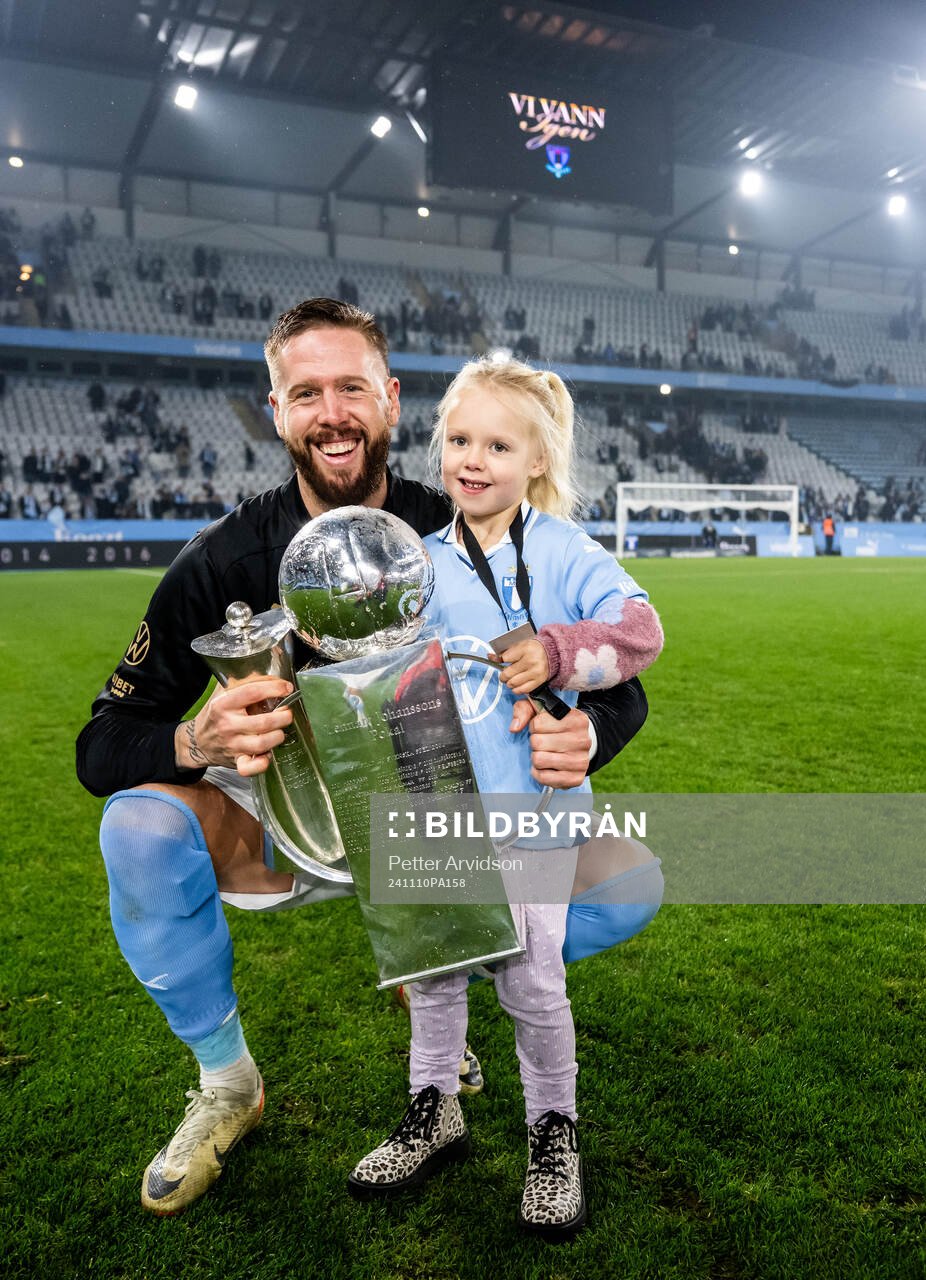 Malmö FFs Pontus Jansson jublar med Lennart Johanssons
