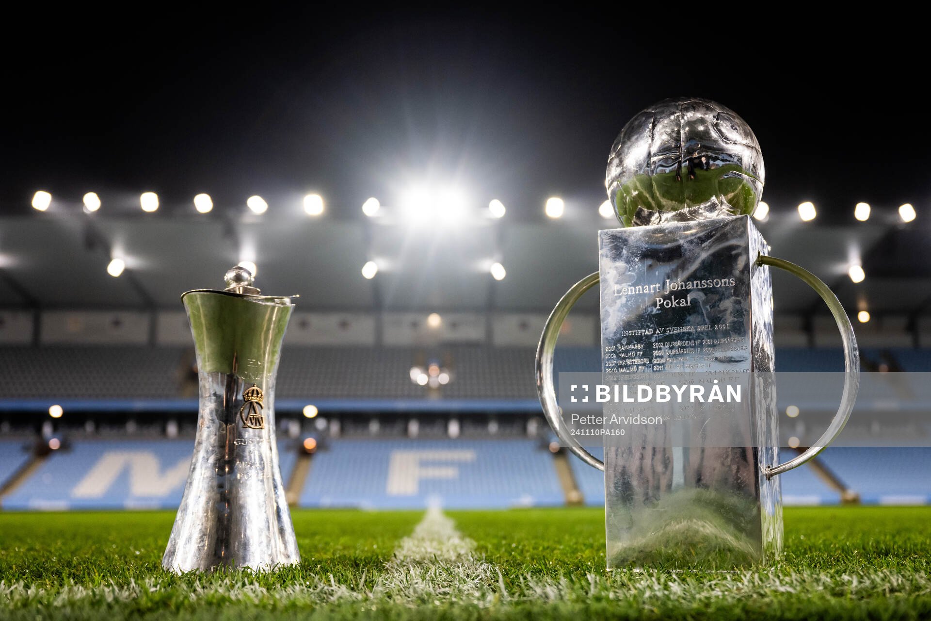 Svenska Cupen pokalen Gustaf VI Adolfs pokal och den Allsvenska Lennart Johanssons pokal på Eleda Stadion efter fotbollsmatchen i Allsvenskan mellan Malmö FF och Brommapojkarna den 10 november 2024 i Malmö.