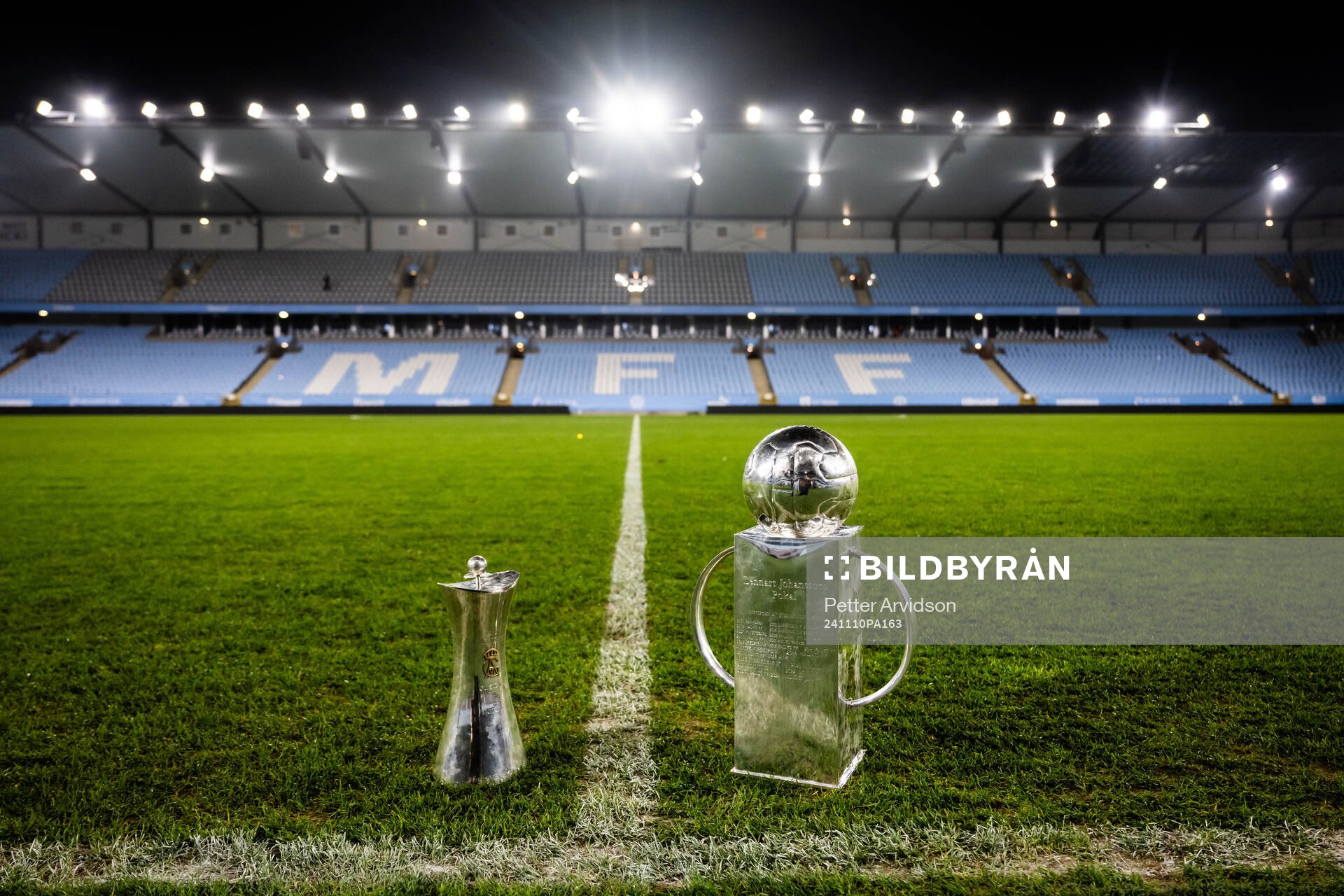 Svenska Cupen pokalen Gustaf VI Adolfs pokal och den Allsvenska Lennart Johanssons pokal på Eleda Stadion efter fotbollsmatchen i Allsvenskan mellan Malmö FF och Brommapojkarna den 10 november 2024 i Malmö. 