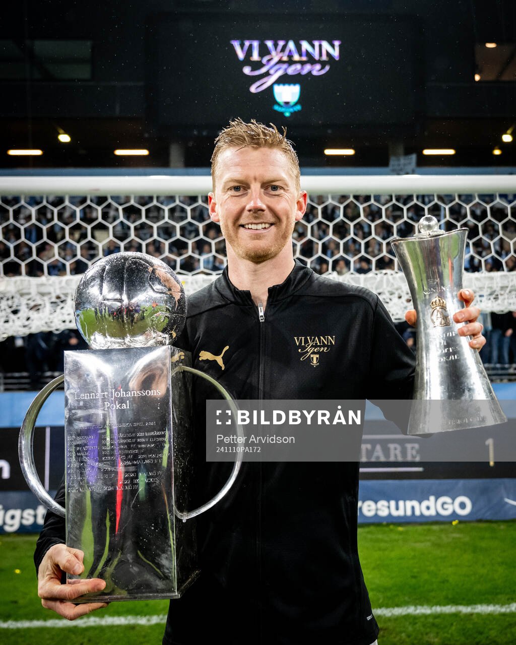 Malmö FFs Anders Christiansen med Lennart Johanssons pokal