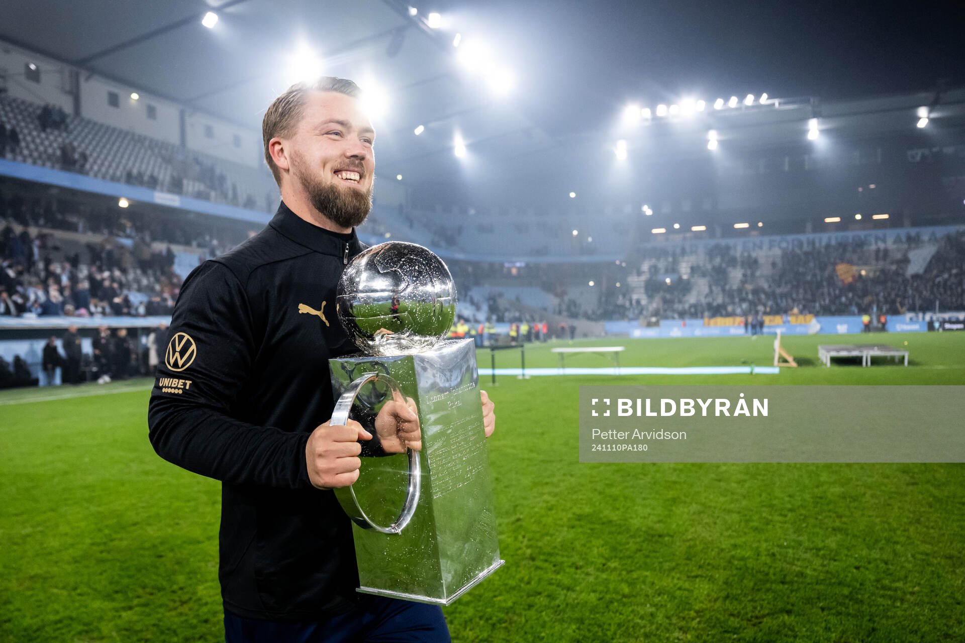 Malmö FFs assisterande tränare Theodor Olsson med Lennart Johanssons pokal efter fotbollsmatchen i Allsvenskan mellan Malmö FF och Brommapojkarna den 10 november 2024 i Malmö.
