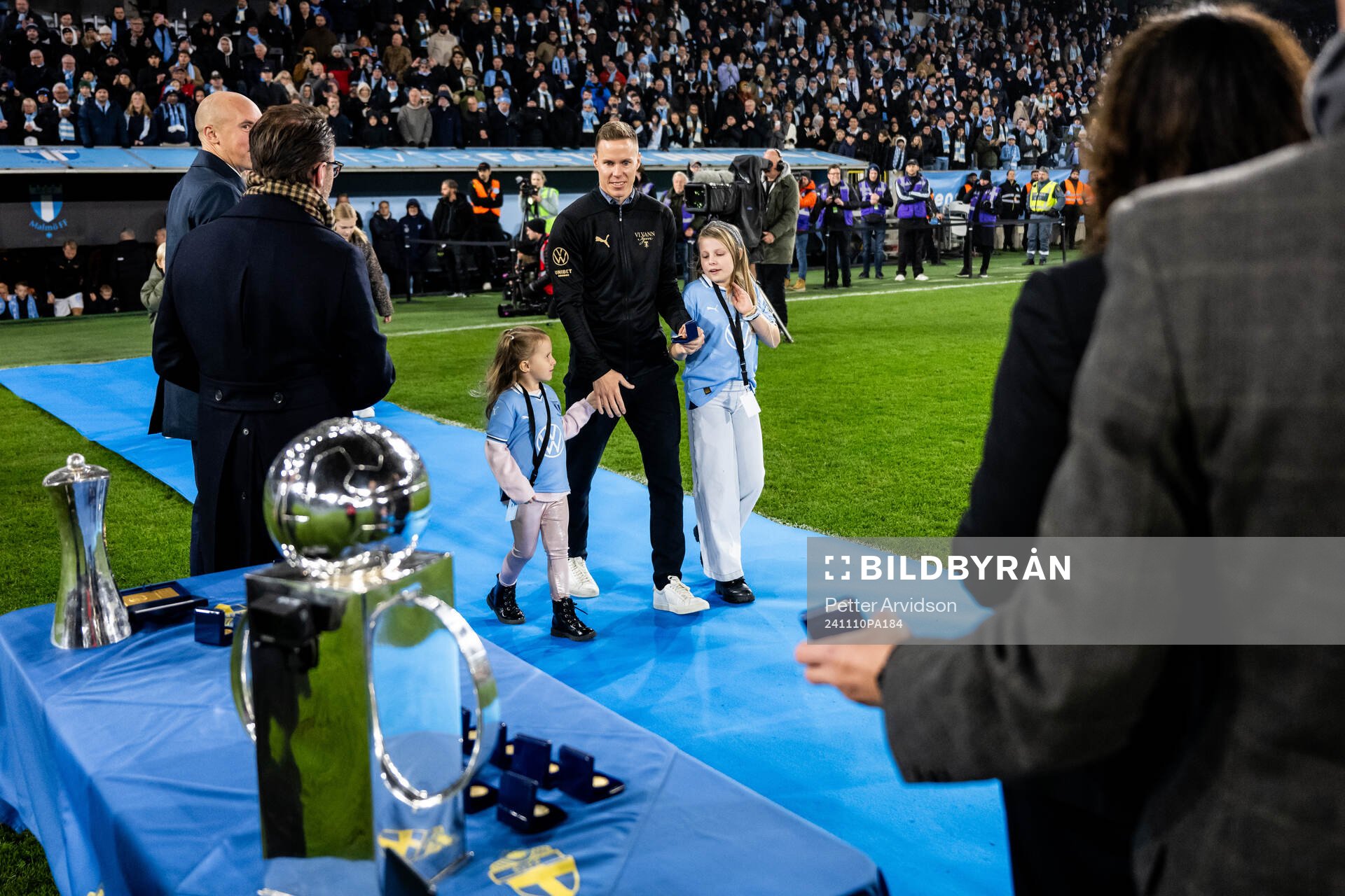 Malmö FFs Niklas Moisander under prisceremonin efter fotbollsmatchen i Allsvenskan mellan Malmö FF och Brommapojkarna den 10 november 2024 i Malmö.