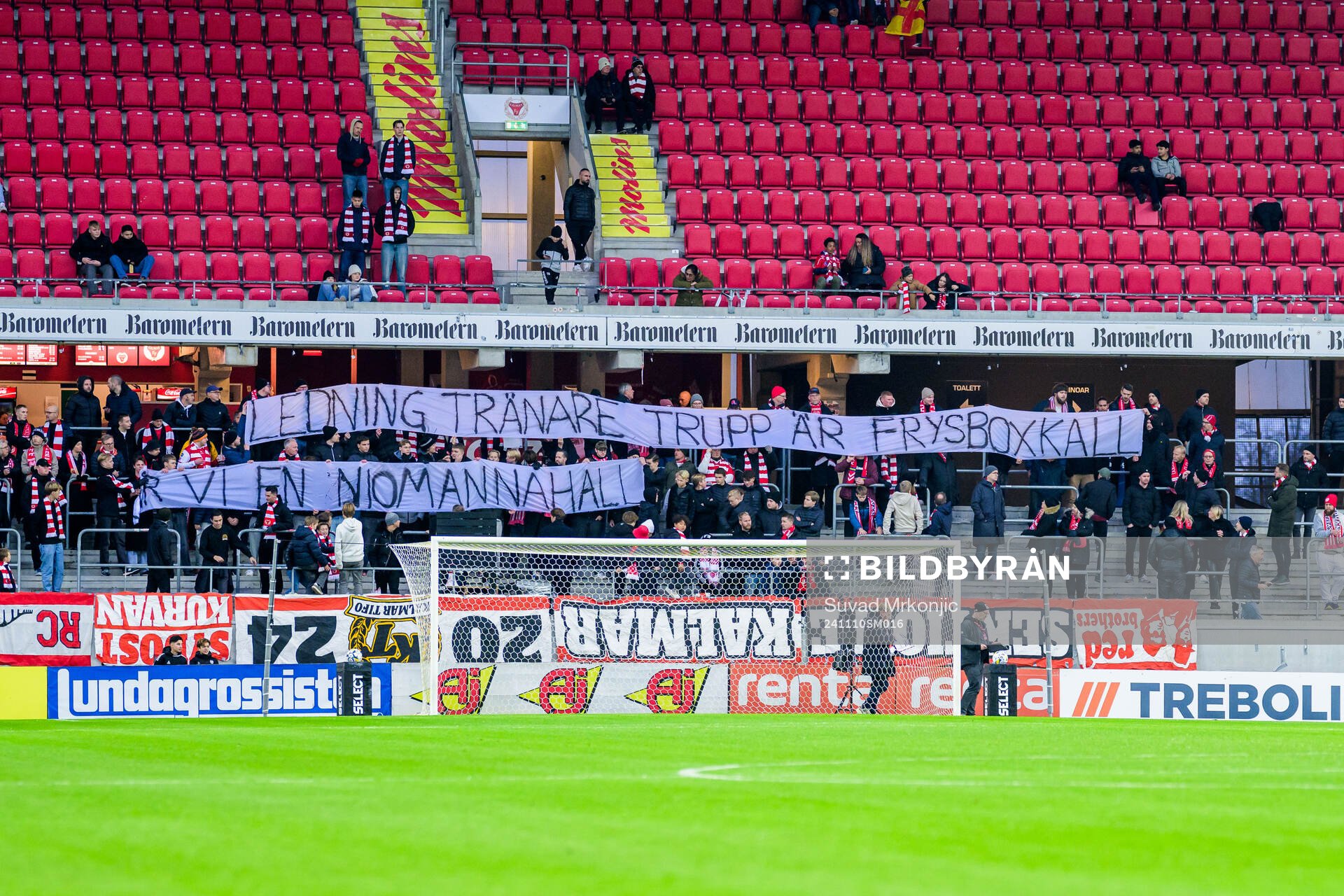 Kalmar supporter med plakat