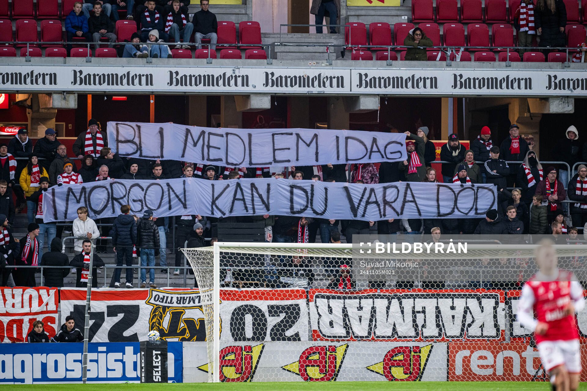 Kalmars supportrar med en banderoll