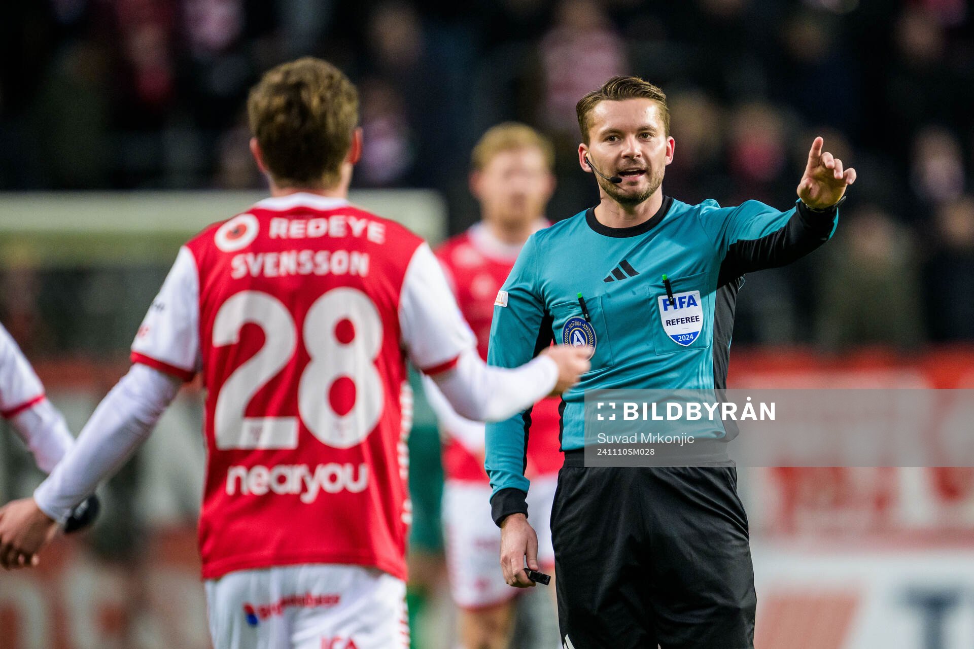 Kalmars Max Svensson och Domare Joakim Östling