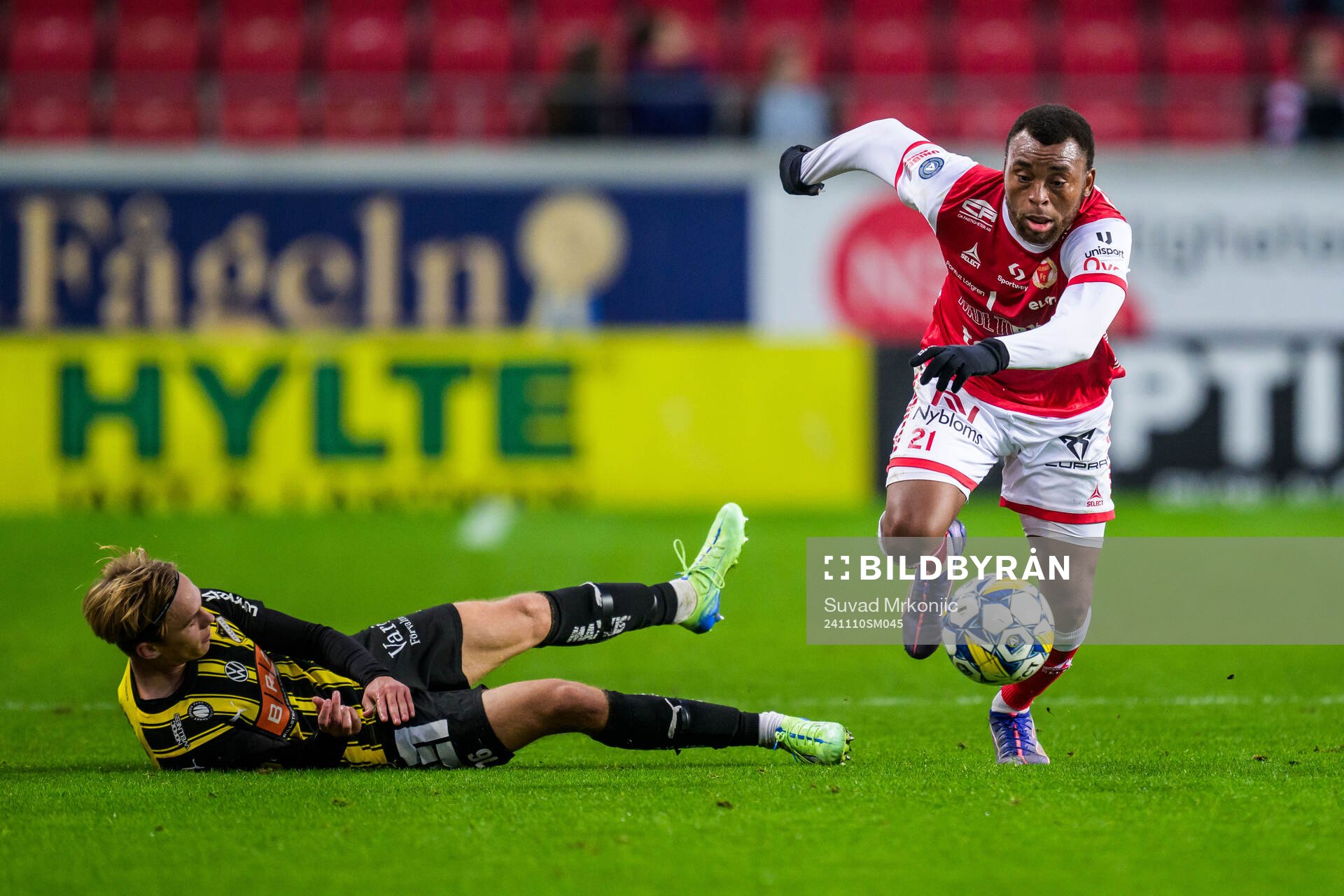 Häckens Pontus Dahbo och Kalmars Abdussalam Magashy under fotbollsmatchen i Allsvenskan mellan Kalmar och Häcken den 10 november 2024 i Kalmar.